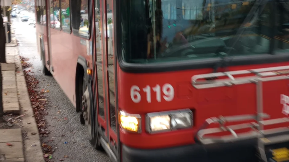 The inbound 93 bus stopped at Second and Flowers avenues. Photo by Juliet Martinez